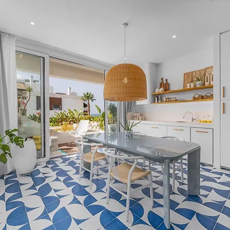 Ocean By Endless Sun I Modern Comfort, Sea View, Wi-fi, Parking, Rooftop Pool Apartment