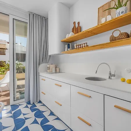 Ocean By Endless Sun I Modern Comfort, Sea View, Wi-fi, Parking, Rooftop Pool Apartment *